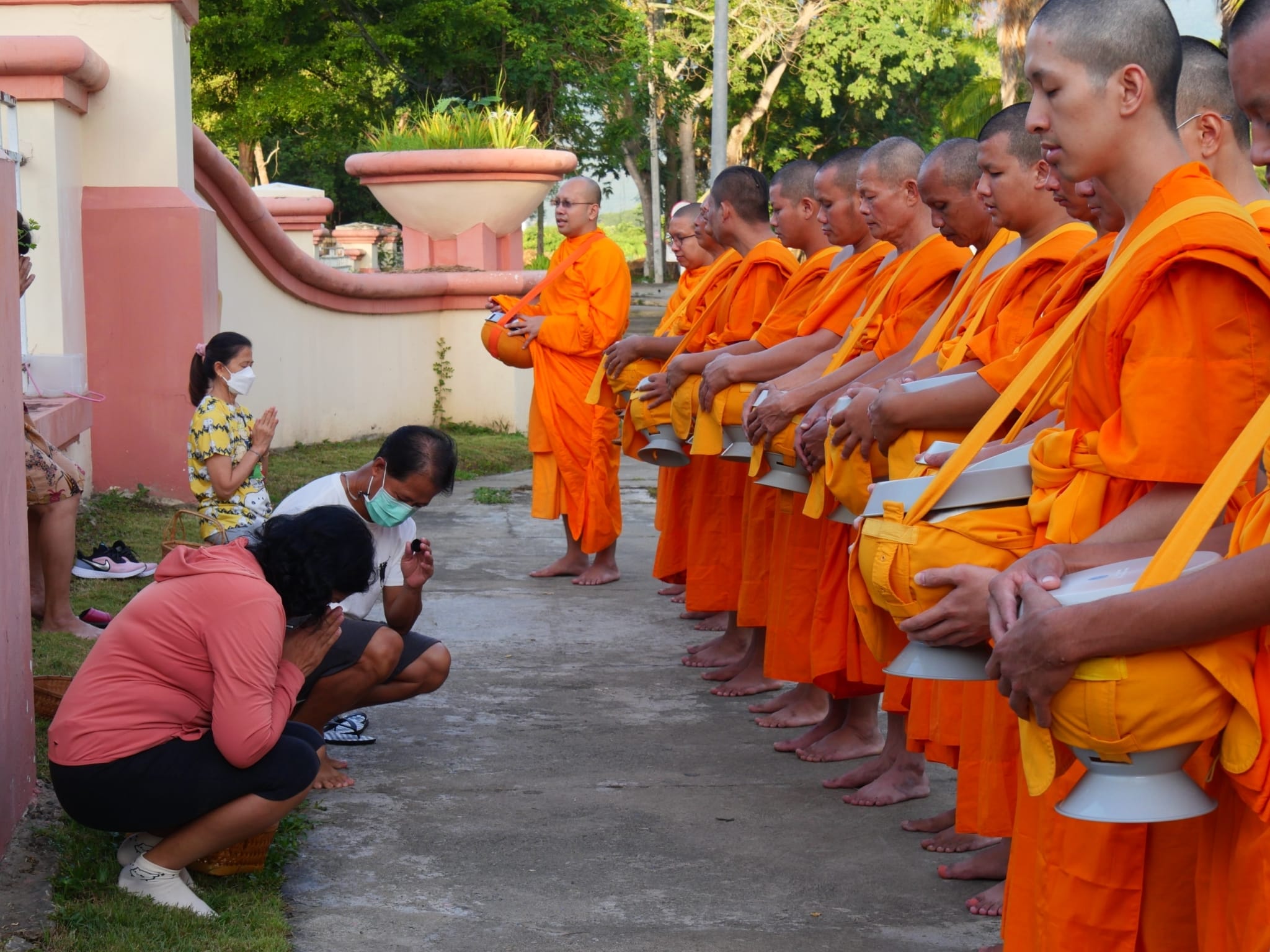 พระธรรมทายาทรุ่นบูชาธรรมมหาปูชนียาจารย์ ออกบิณฑบาต ณ ชุมชนหมู่บ้านแลนด์แอนด์เฮ้าส์ แม่โจ้