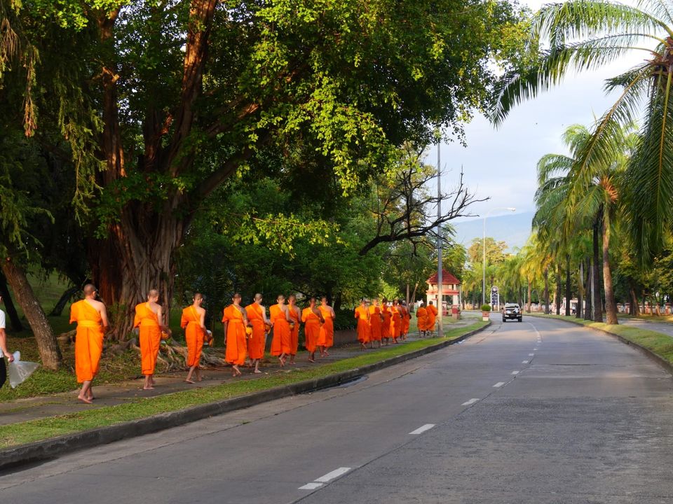 พระธรรมทายาทรุ่นบูชาธรรมมหาปูชนียาจารย์ ออกบิณฑบาต ณ ชุมชนหมู่บ้านแลนด์แอนด์เฮ้าส์ แม่โจ้