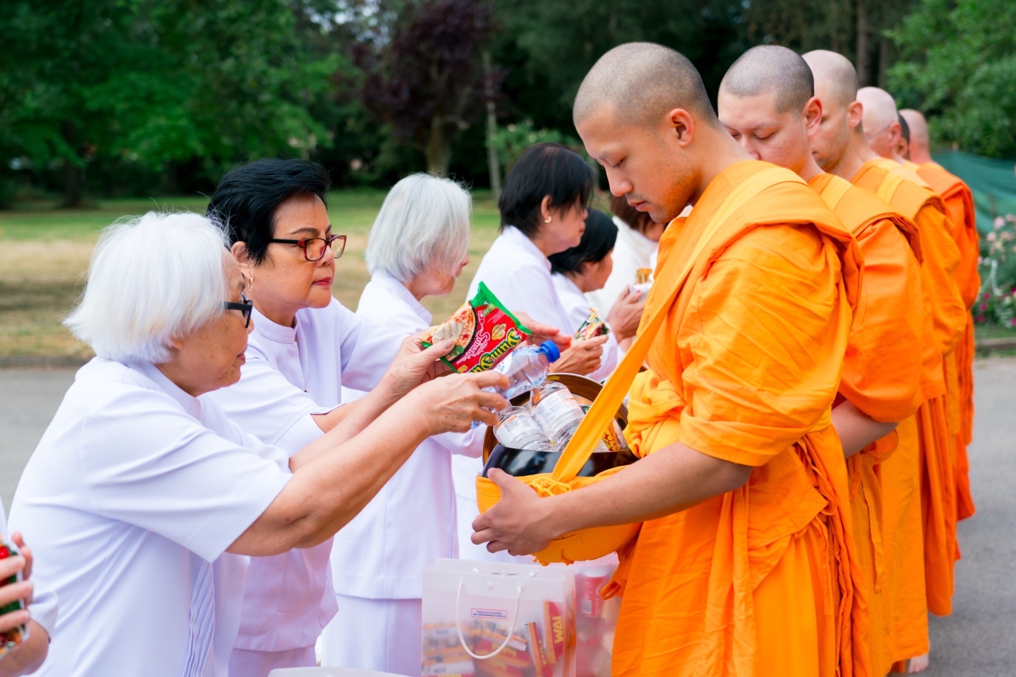 พระธรรมทายาทนานาชาติ ยุโรป รุ่นที่ 9 ออกบิณฑบาตโปรดญาติโยม