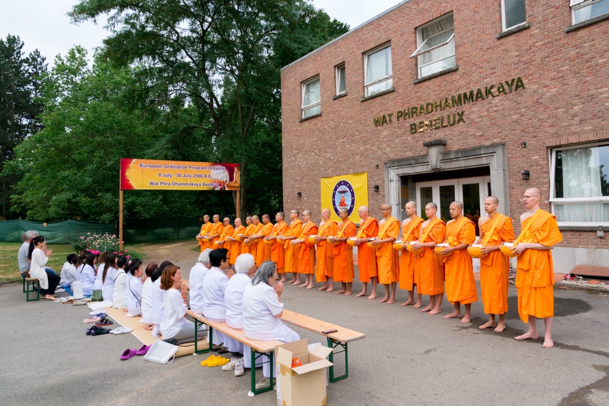 พระธรรมทายาทนานาชาติ ยุโรป รุ่นที่ 9 ออกบิณฑบาตโปรดญาติโยม