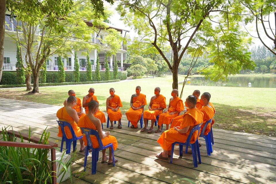 พระธรรมทายาทนานาชาติ ร่วมพิธีจุดประทีปวันพระ