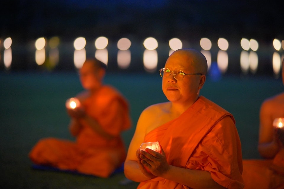 พระธรรมทายาทนานาชาติ ร่วมพิธีจุดประทีปวันพระ