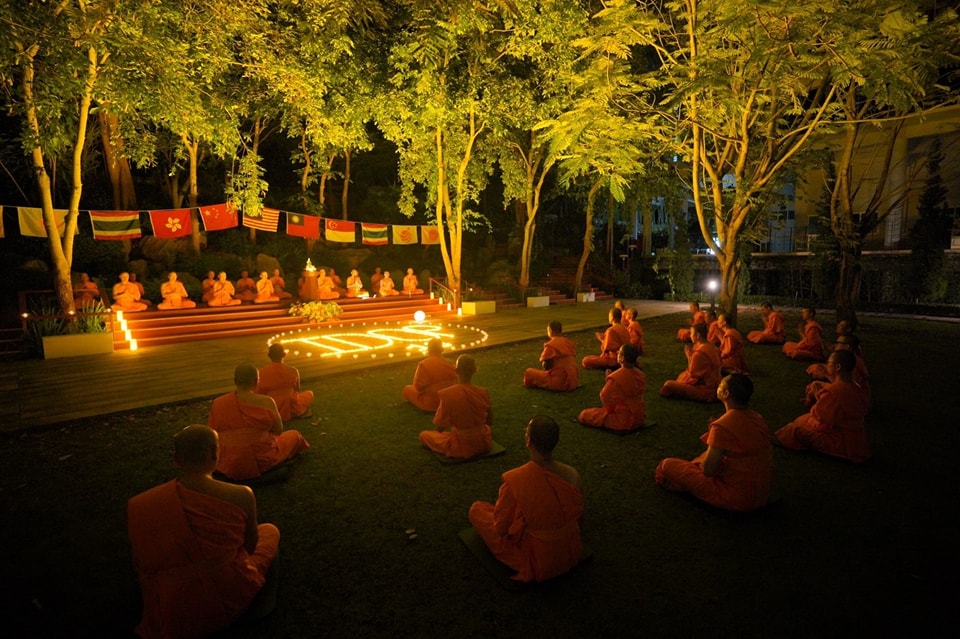 พระธรรมทายาทนานาชาติ ร่วมพิธีจุดประทีปวันพระ