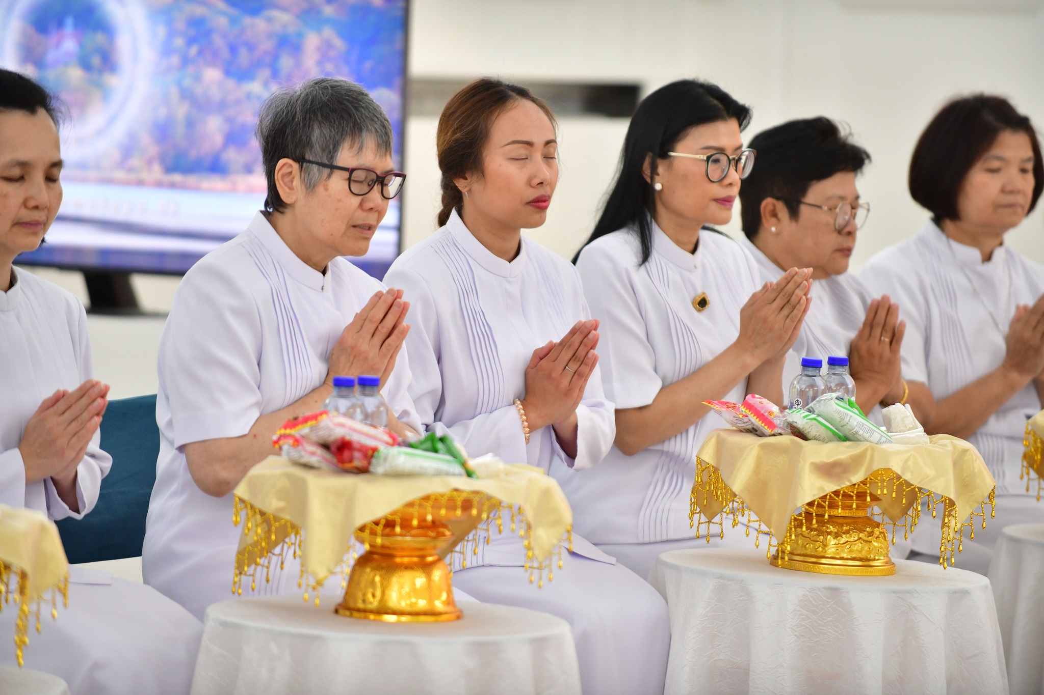 วัดพระธรรมกายคอร์ซัวร์ ลุสท์สโกว จัดตักบาตรแด่พระธรรมทายาท นานาชาติ ทวีปยุโรป รุ่นที่ 9