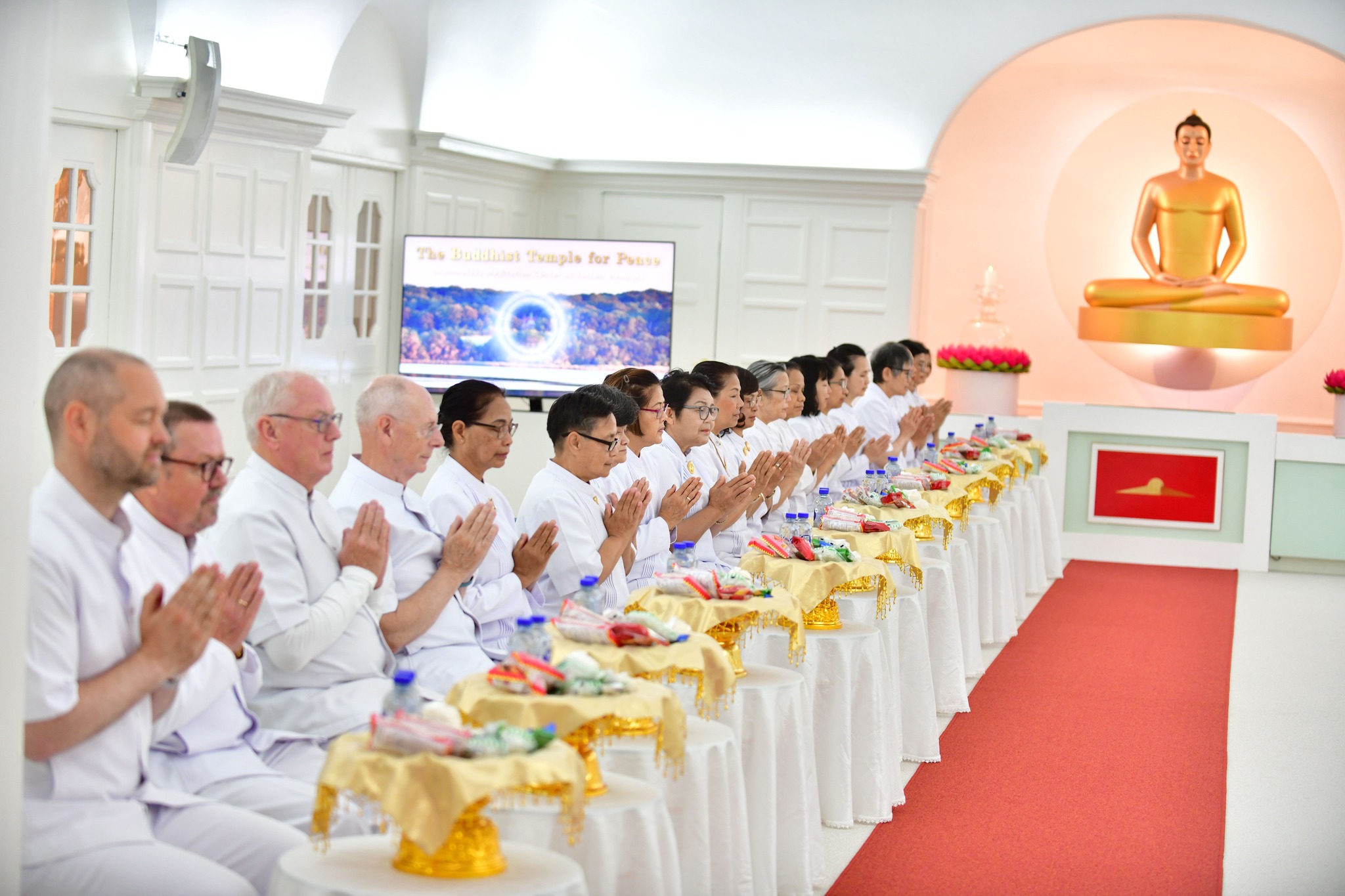 วัดพระธรรมกายคอร์ซัวร์ ลุสท์สโกว จัดตักบาตรแด่พระธรรมทายาท นานาชาติ ทวีปยุโรป รุ่นที่ 9