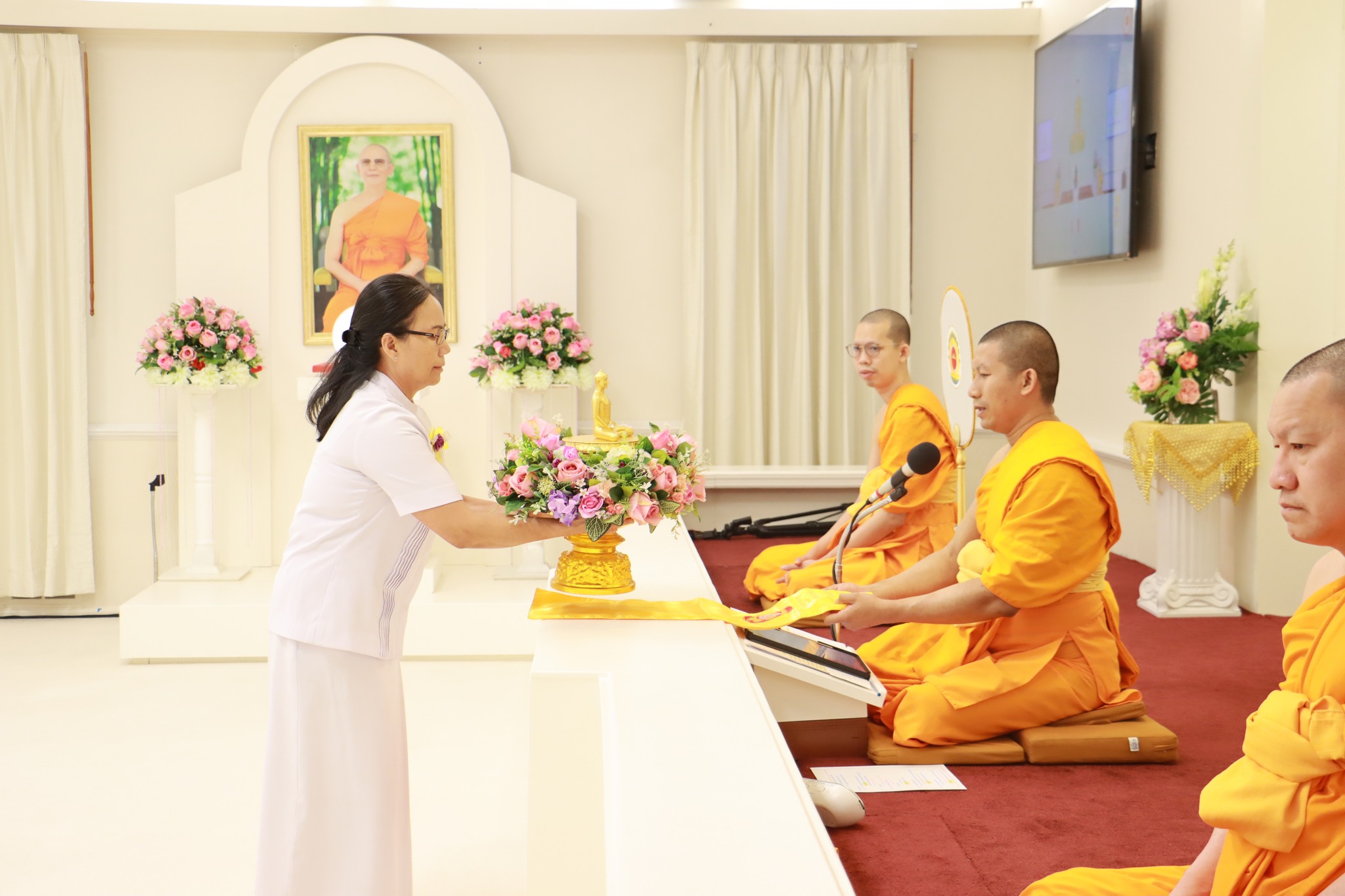 วัดพระธรรมกายนิวเจอร์ซี จัดพิธีถวายกองบุญคิลานเภสัช