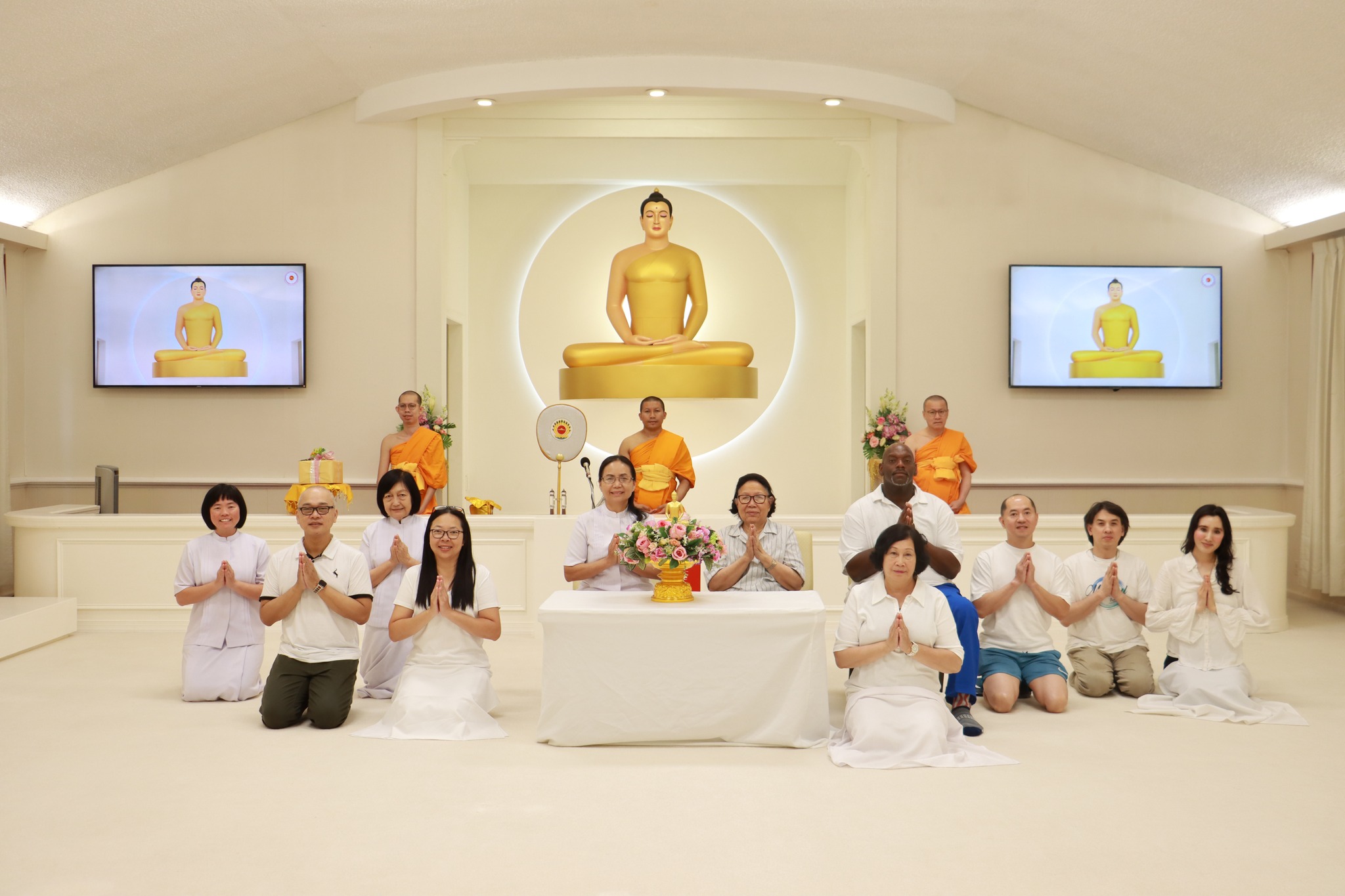วัดพระธรรมกายนิวเจอร์ซี จัดพิธีถวายกองบุญคิลานเภสัช
