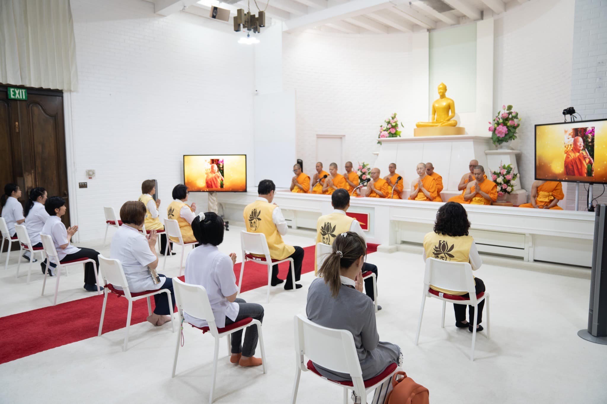 คณะศรัทธาจากวัดชีไหล ร่วมถวายจตุปัจจัยแด่ คณะสงฆ์วัดพระธรรมกายแคลิฟอร์เนีย