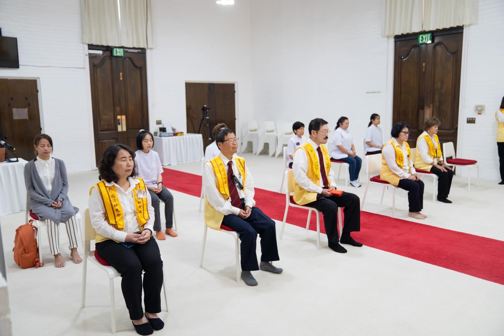 คณะศรัทธาจากวัดชีไหล ร่วมถวายจตุปัจจัยแด่ คณะสงฆ์วัดพระธรรมกายแคลิฟอร์เนีย