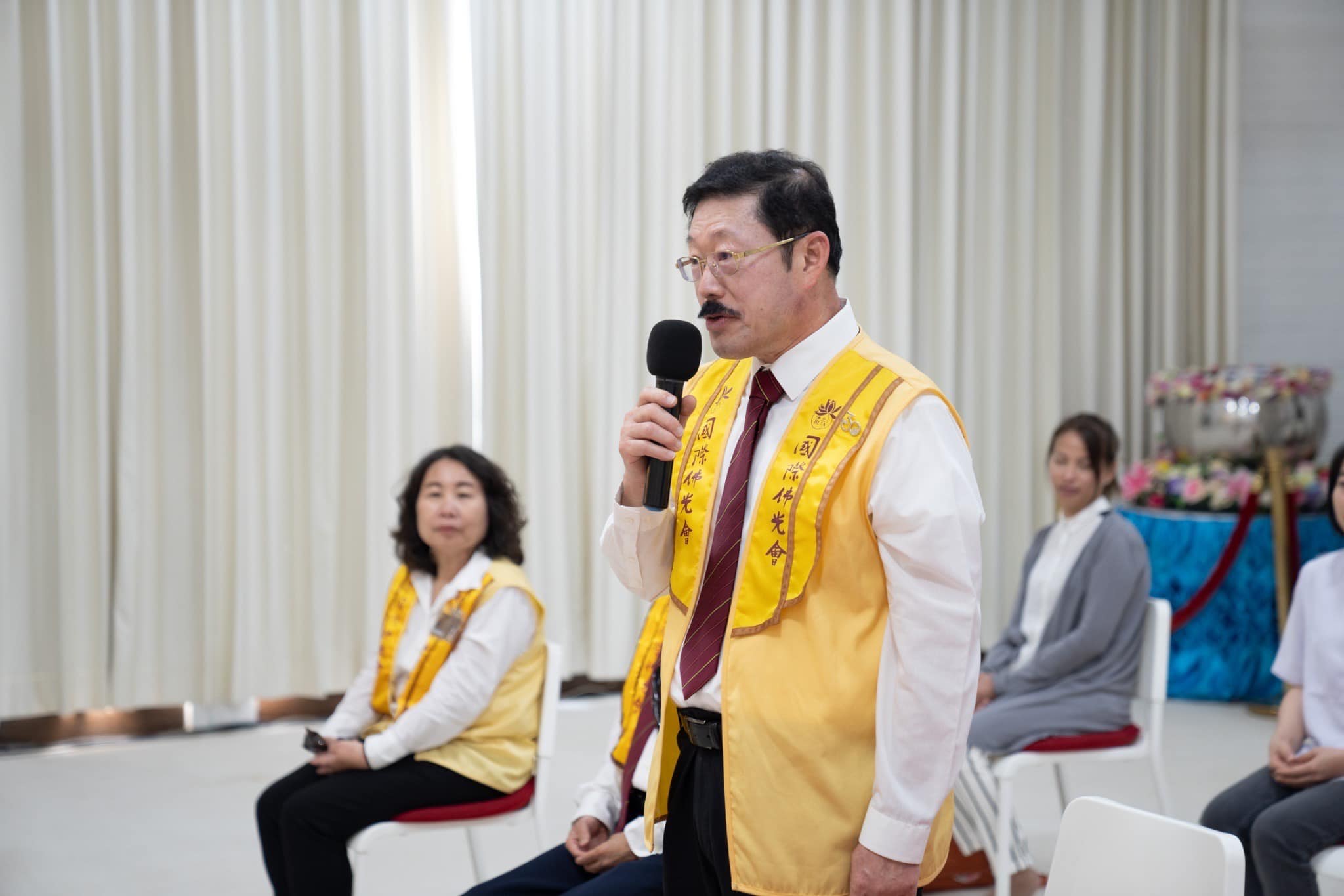 คณะศรัทธาจากวัดชีไหล ร่วมถวายจตุปัจจัยแด่ คณะสงฆ์วัดพระธรรมกายแคลิฟอร์เนีย