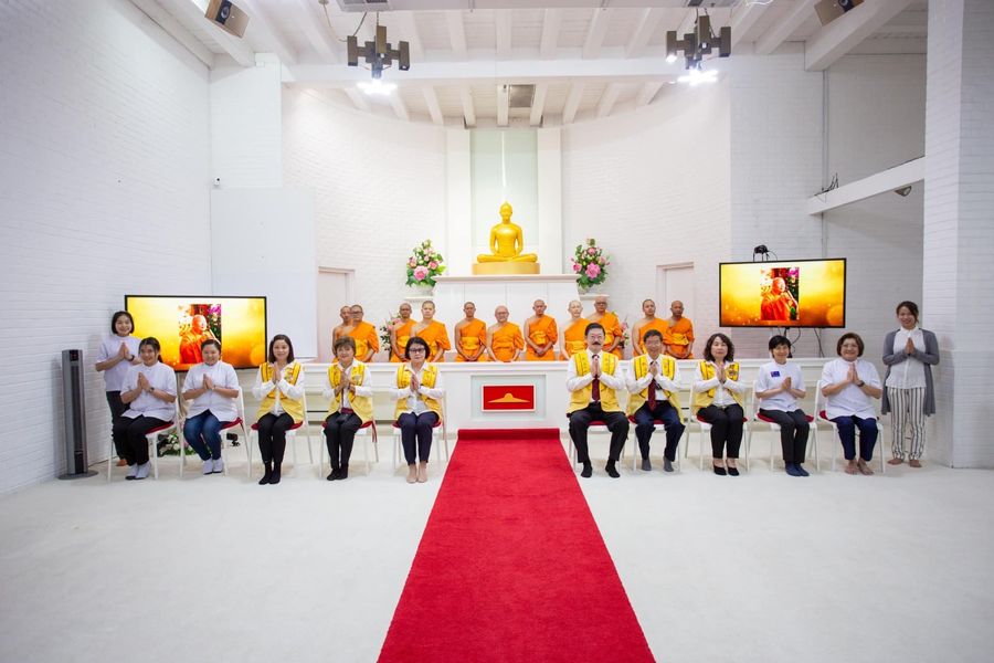 คณะศรัทธาจากวัดชีไหล ร่วมถวายจตุปัจจัยแด่ คณะสงฆ์วัดพระธรรมกายแคลิฟอร์เนีย