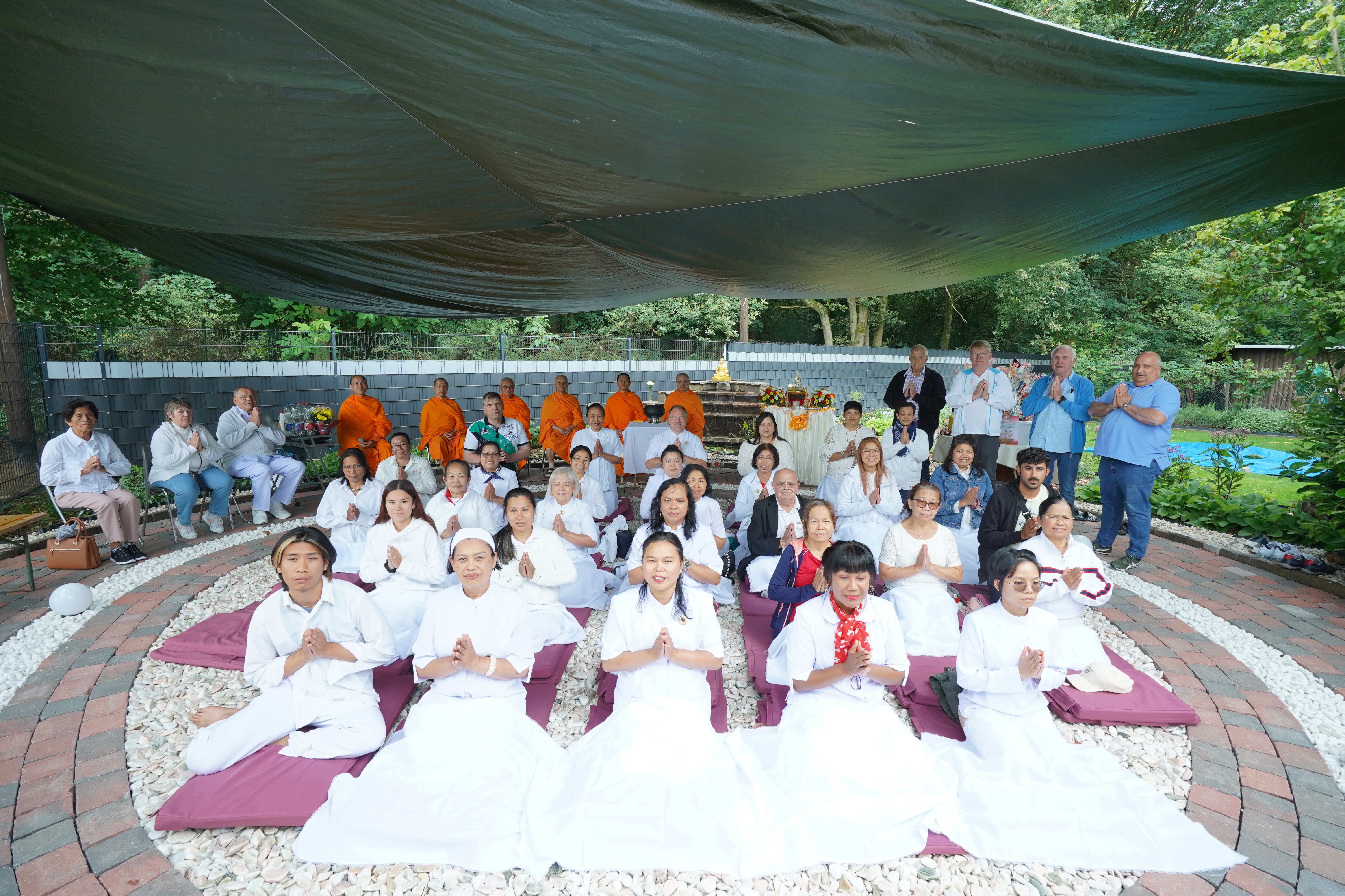 คณะสงฆ์วัดพุทธนอร์ดไรน์ เวสท์ฟาเลน จัดปฏิบัติธรรม ณ เมืองนอยเคอร์เชน-ฟลูอิน