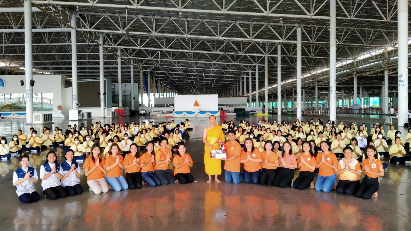 ครู นักเรียนโรงเรียนขุขันธ์ ร่วมสวดมนต์ นั่งสมาธิ เวียนประทักษิณรอบมหาธรรมกายเจดีย์