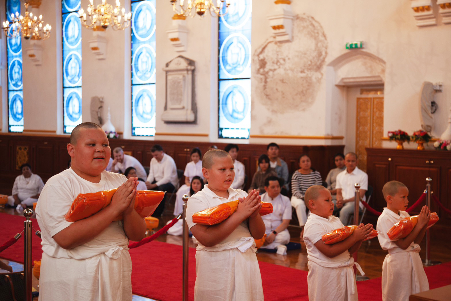 วัดพระธรรมกายนิวคาสเซิล จัดพิธีบรรพชาสามเณร 9 รูป