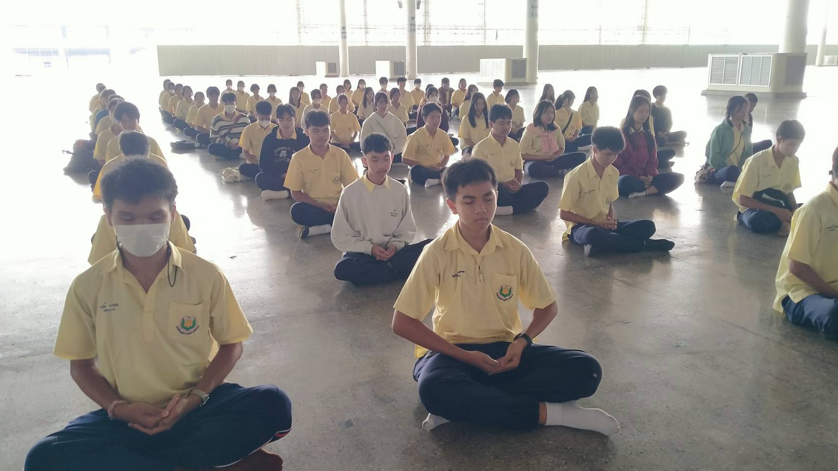 ครู นักเรียนโรงเรียนขุขันธ์ ร่วมสวดมนต์ นั่งสมาธิ เวียนประทักษิณรอบมหาธรรมกายเจดีย์