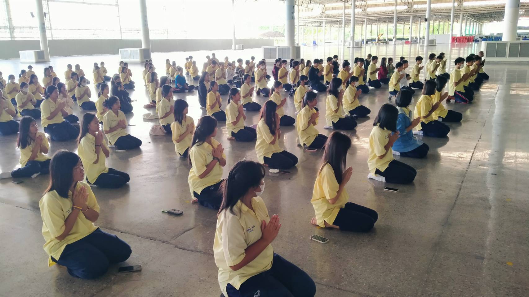ครู นักเรียนโรงเรียนขุขันธ์ ร่วมสวดมนต์ นั่งสมาธิ เวียนประทักษิณรอบมหาธรรมกายเจดีย์