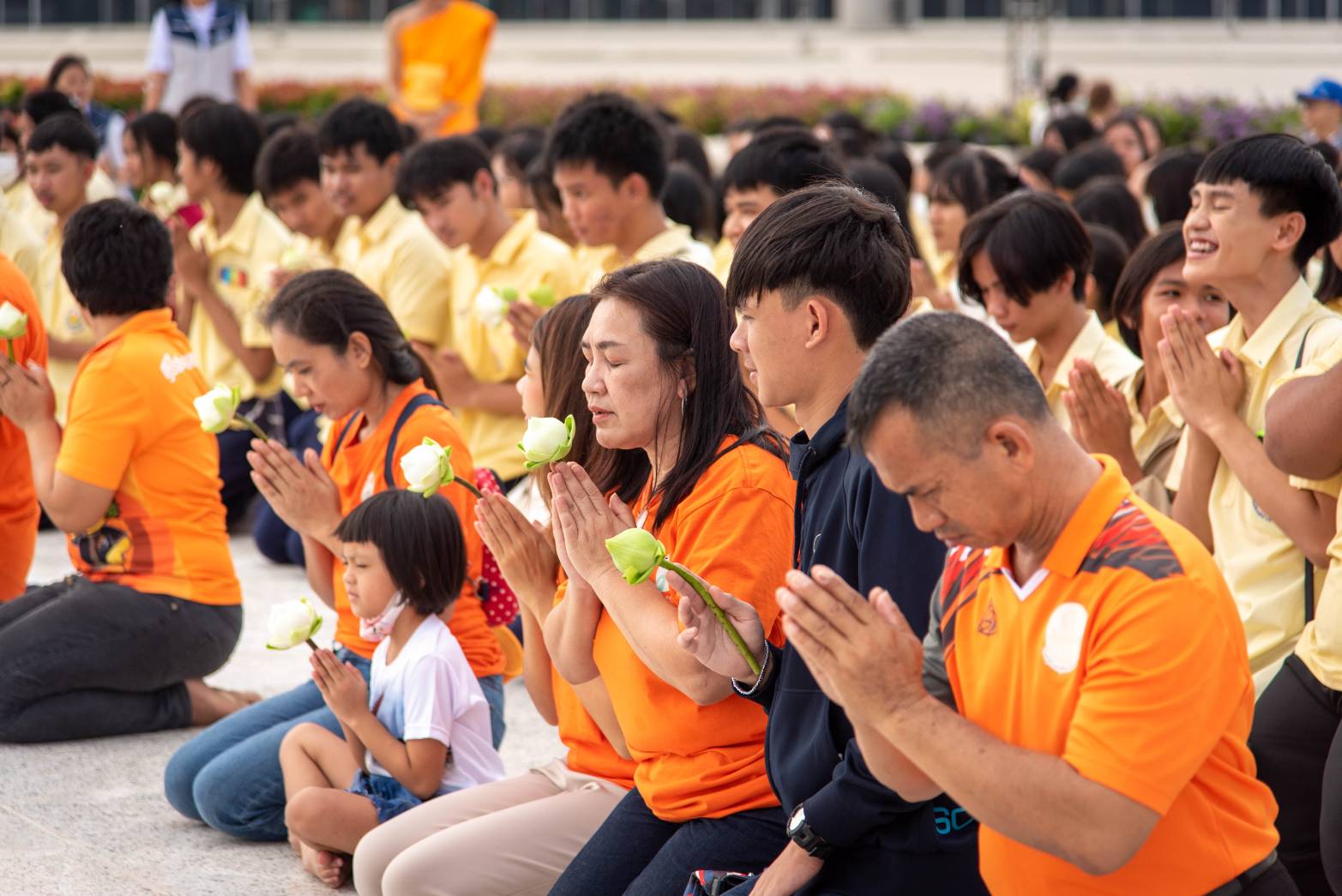 ครู นักเรียนโรงเรียนขุขันธ์ ร่วมสวดมนต์ นั่งสมาธิ เวียนประทักษิณรอบมหาธรรมกายเจดีย์