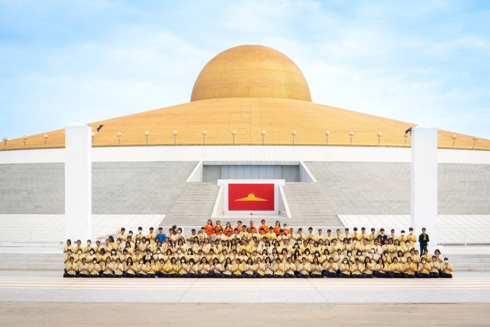 ครู นักเรียนโรงเรียนขุขันธ์ ร่วมสวดมนต์ นั่งสมาธิ เวียนประทักษิณรอบมหาธรรมกายเจดีย์