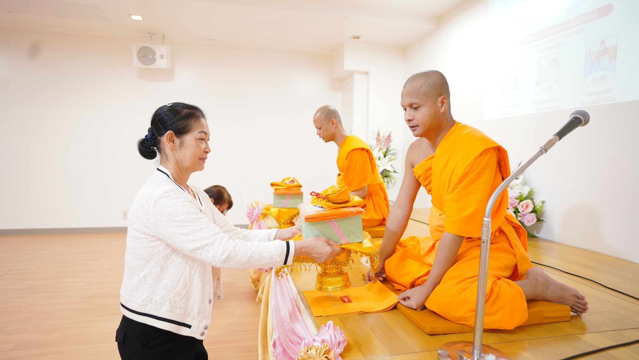 วัดพระธรรมกายโอซาก้า จัดกิจกรรมปล่อยปลา