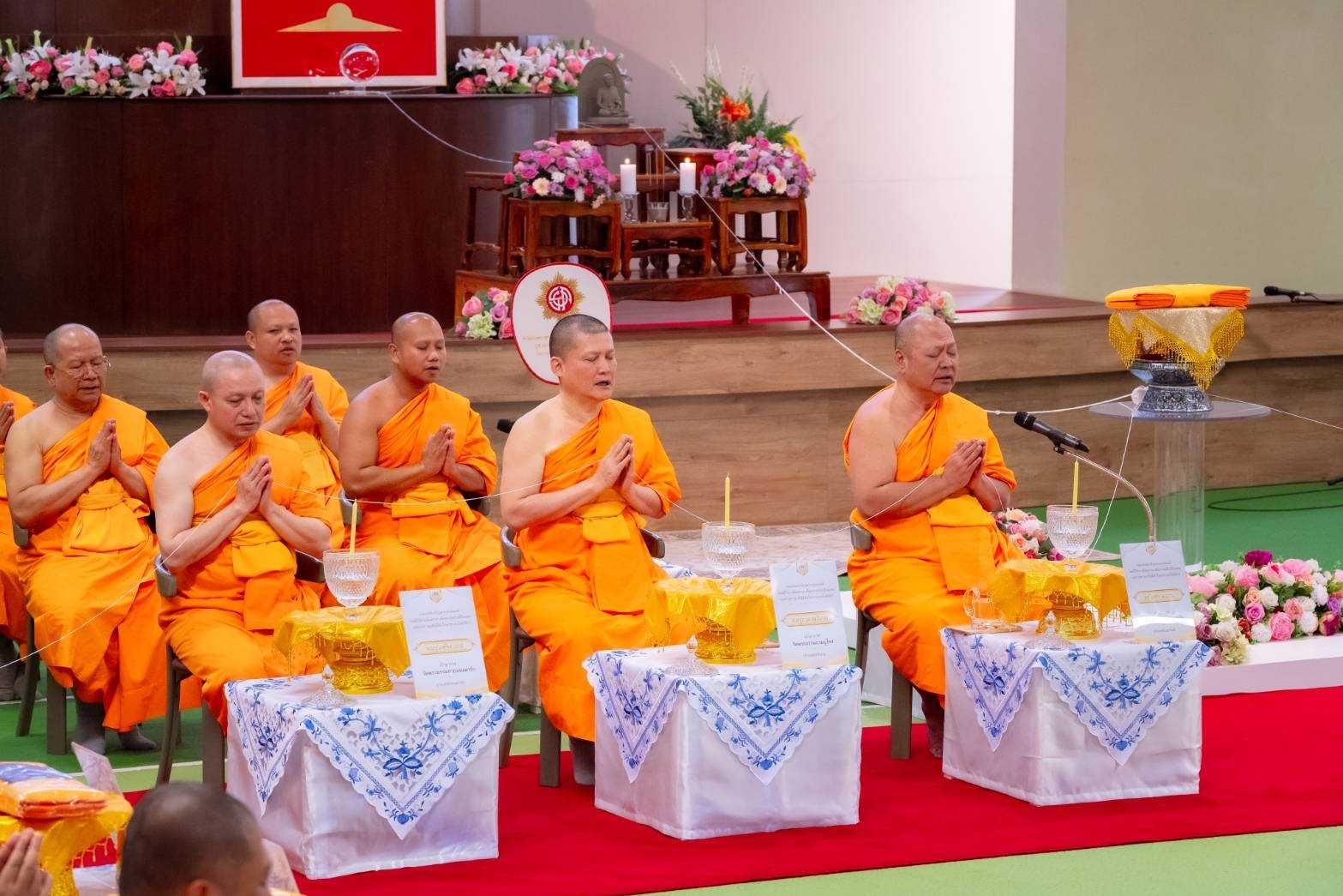 คณะสงฆ์ 55 รูป 28 วัด ในทวีปยุโรป ร่วมพิธีเจริญพระพุทธมนต์ในพิธีวิหารสังฆทาน