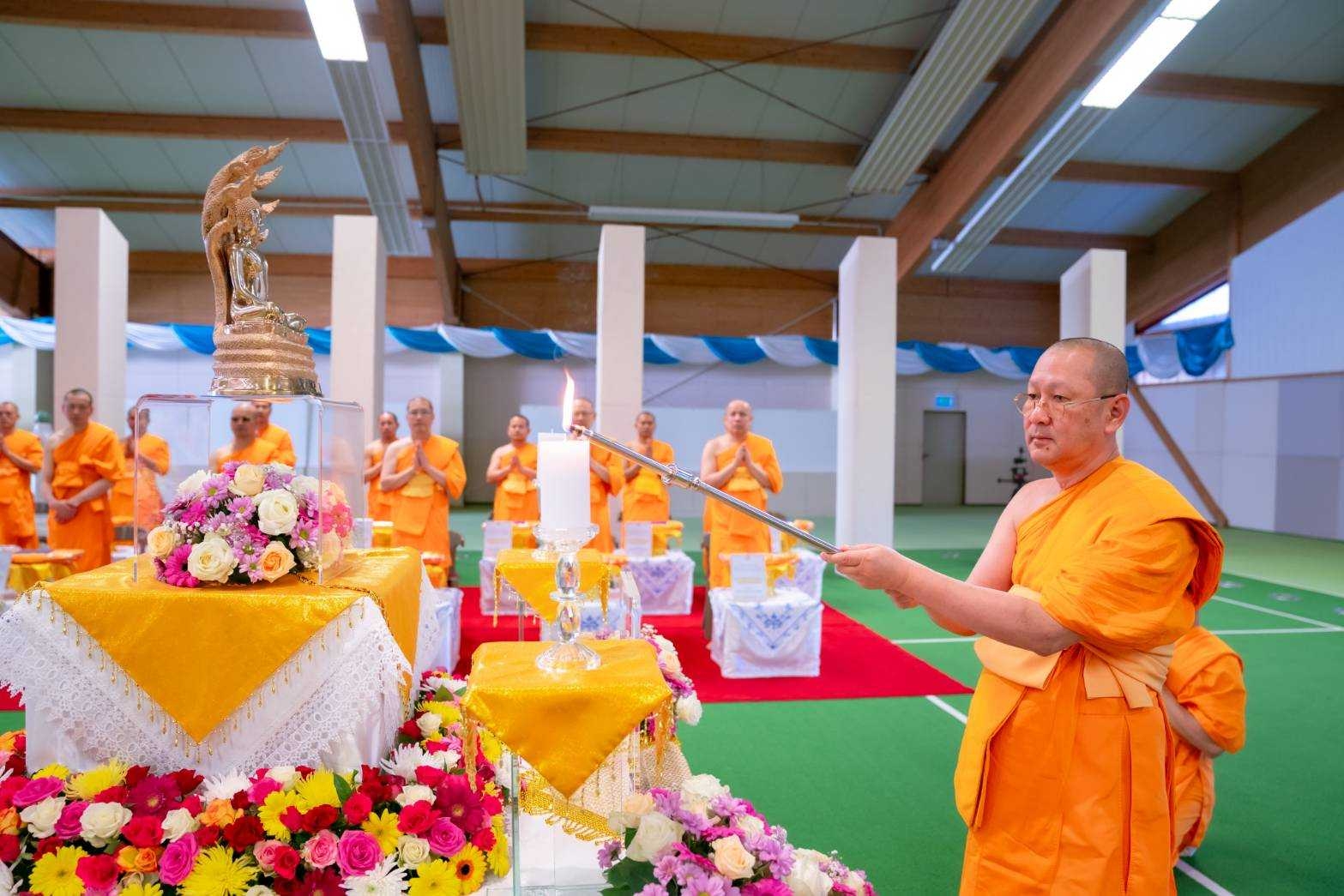 คณะสงฆ์ 55 รูป 28 วัด ในทวีปยุโรป ร่วมพิธีเจริญพระพุทธมนต์ในพิธีวิหารสังฆทาน