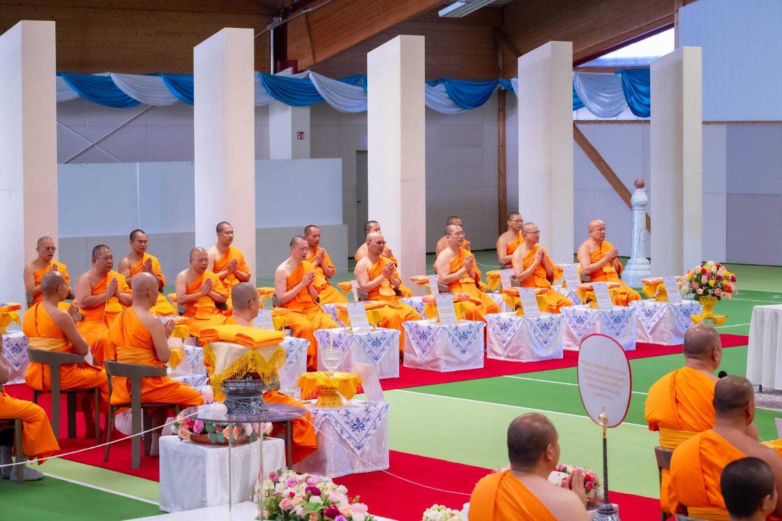 คณะสงฆ์ 55 รูป 28 วัด ในทวีปยุโรป ร่วมพิธีเจริญพระพุทธมนต์ในพิธีวิหารสังฆทาน