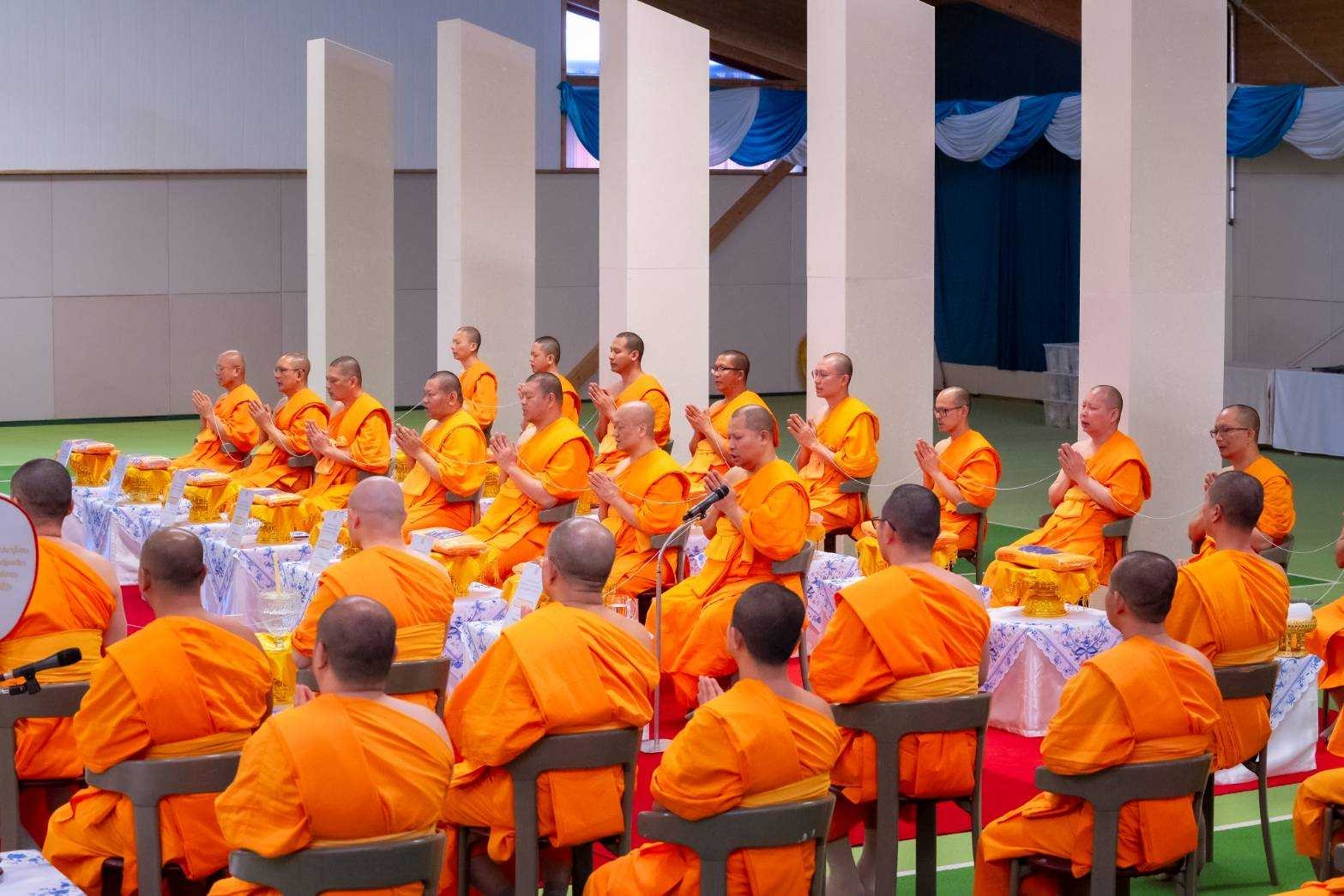 คณะสงฆ์ 55 รูป 28 วัด ในทวีปยุโรป ร่วมพิธีเจริญพระพุทธมนต์ในพิธีวิหารสังฆทาน