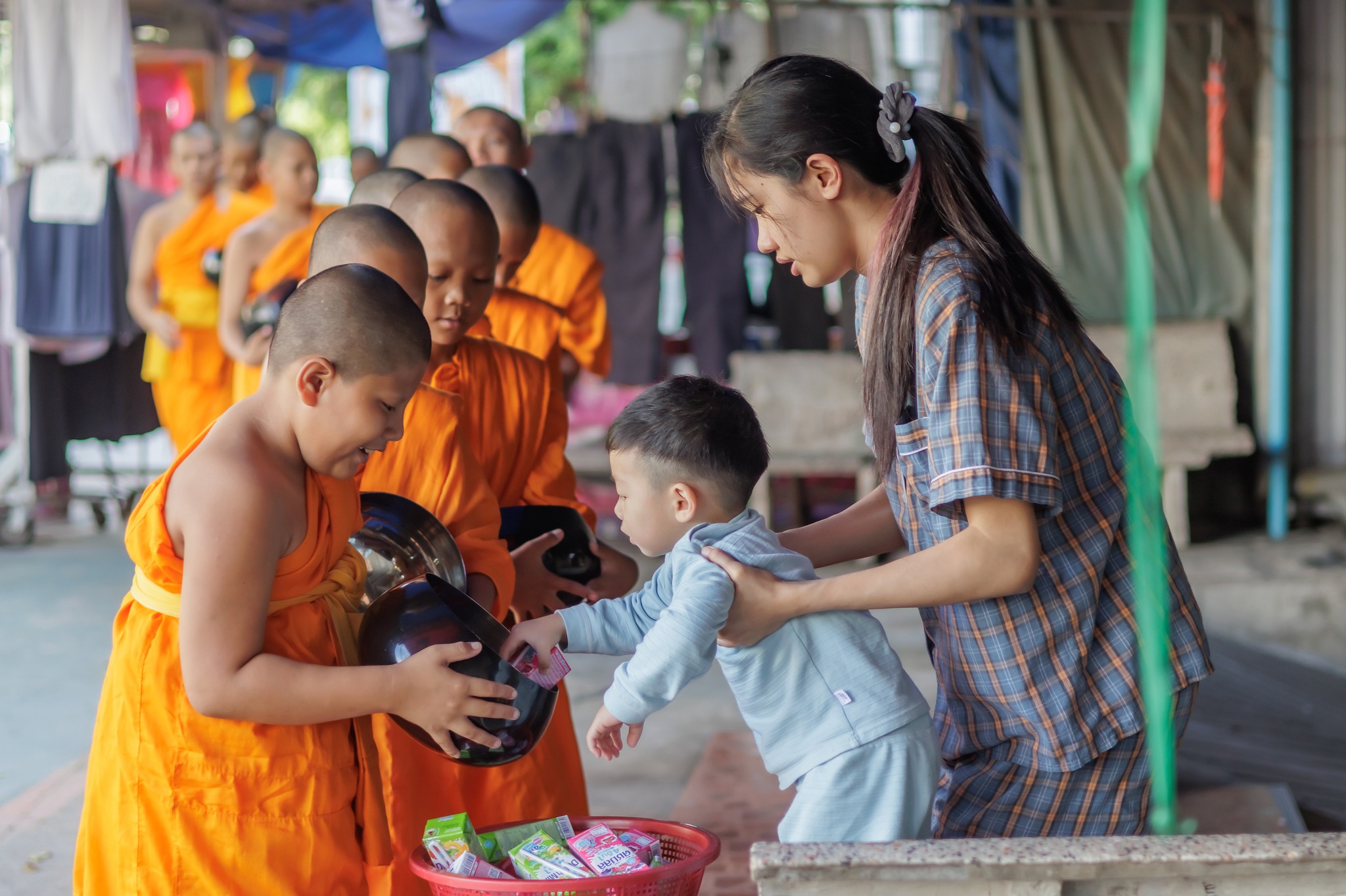 ธุดงคสถานชัยบาดาล จัดพิธีตักบาตรสามเณรใหม่ โครงการบรรพชาสามเณรภาคฤดูหนาว