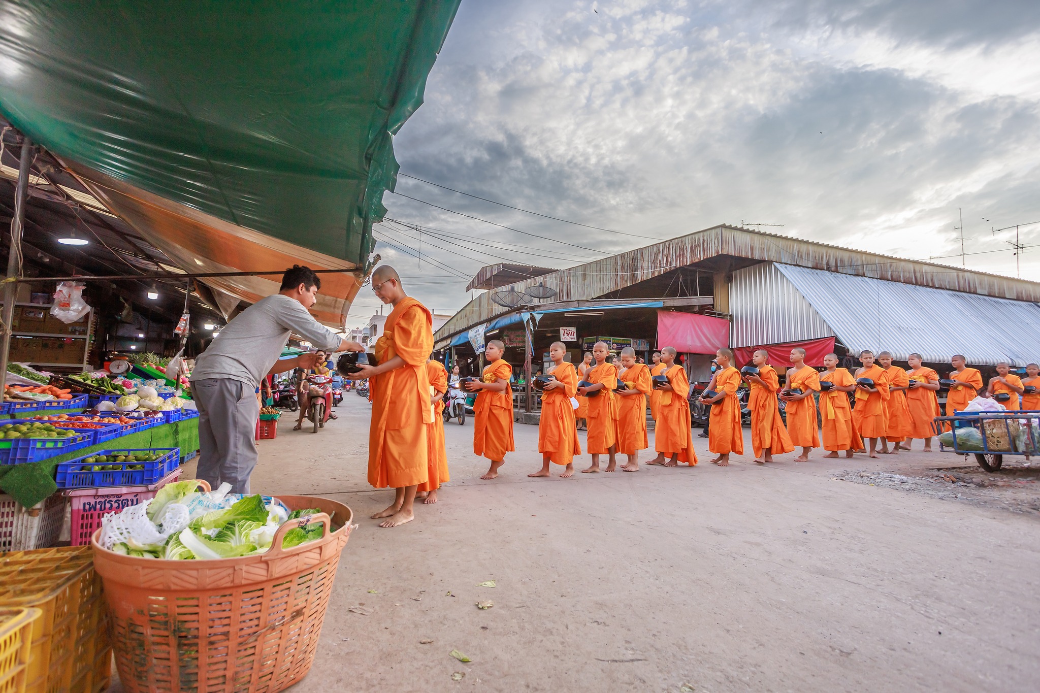 ธุดงคสถานชัยบาดาล จัดพิธีตักบาตรสามเณรใหม่ โครงการบรรพชาสามเณรภาคฤดูหนาว