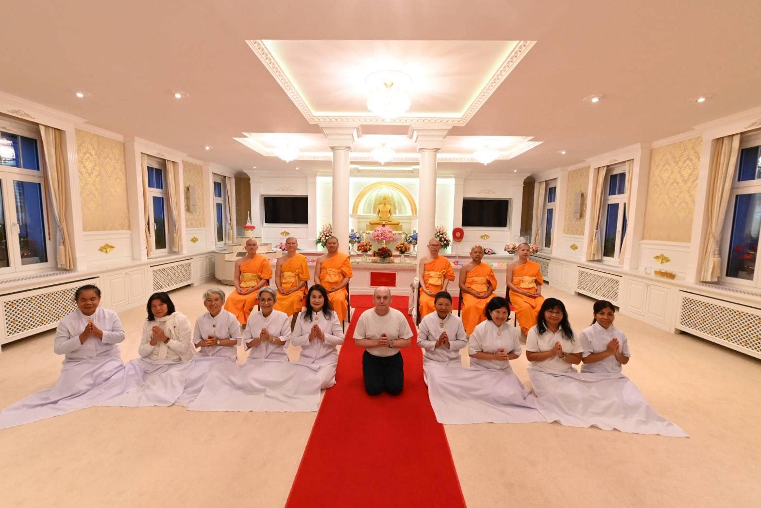 วัดพระธรรมกายสวิตเซอร์แลนด์ จัดพิธีจุดบุปผามาลาประทีป
