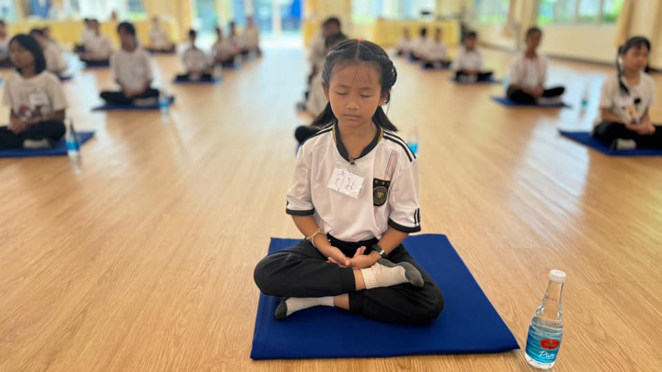 นักเรียนโรงเรียนบ้านร่องเผียว เข้าค่ายอบรมความดีสากล ณ ศูนย์ปฏิบัติธรรมเชียงราย