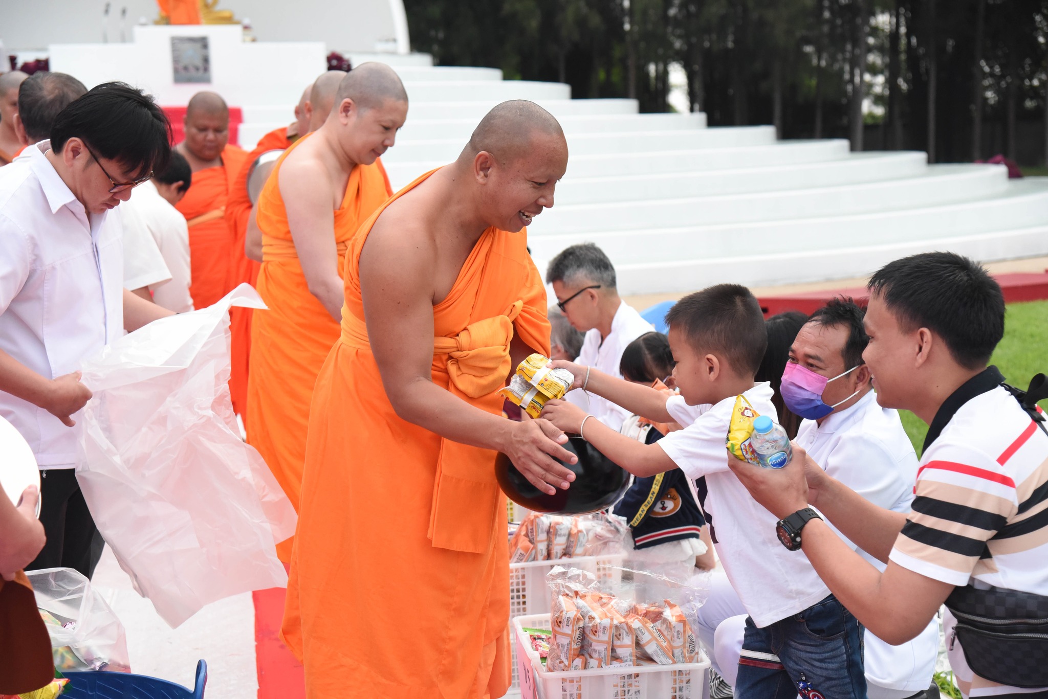 ธุดงคสถานล้านนา จัดงานบุญตักบาตรเทโวโรหณะ