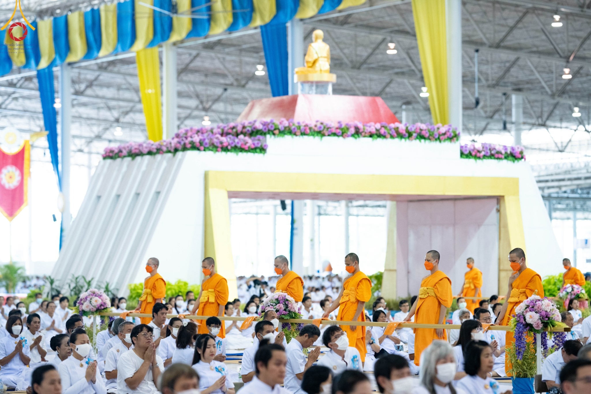วัดพระธรรมกาย จัดพิธีบูชาข้าวพระ และพิธีทอดผ้าป่าต้นสมบัติ