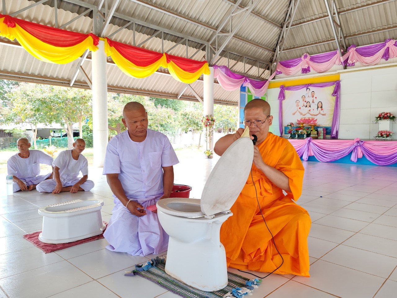 นาคธรรมทายาท ธุดงคสถานอุดรธานี ฝึกเรื่องการทำความสะอาดห้องน้ำ