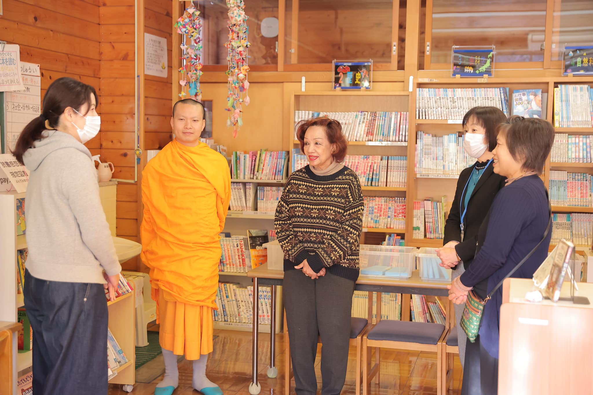 วัดพระธรรมกายกุมมะ มอบสื่อการเรียนการสอน แก่โรงเรียนประถมศึกษา onogami