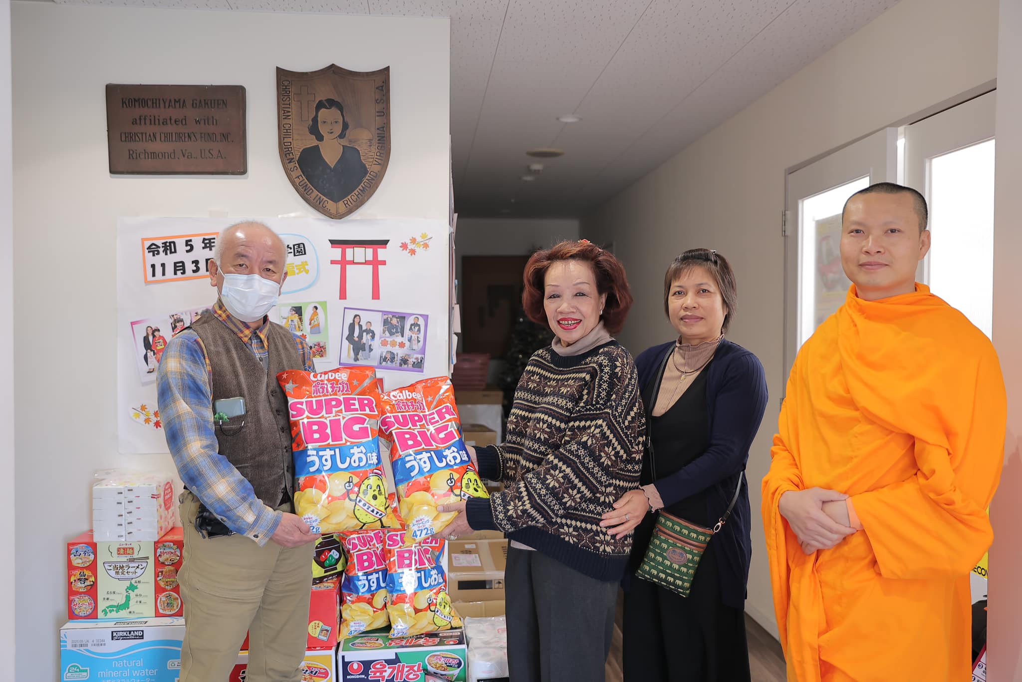 วัดพระธรรมกายกุมมะ มอบสื่อการเรียนการสอน แก่โรงเรียนประถมศึกษา onogami