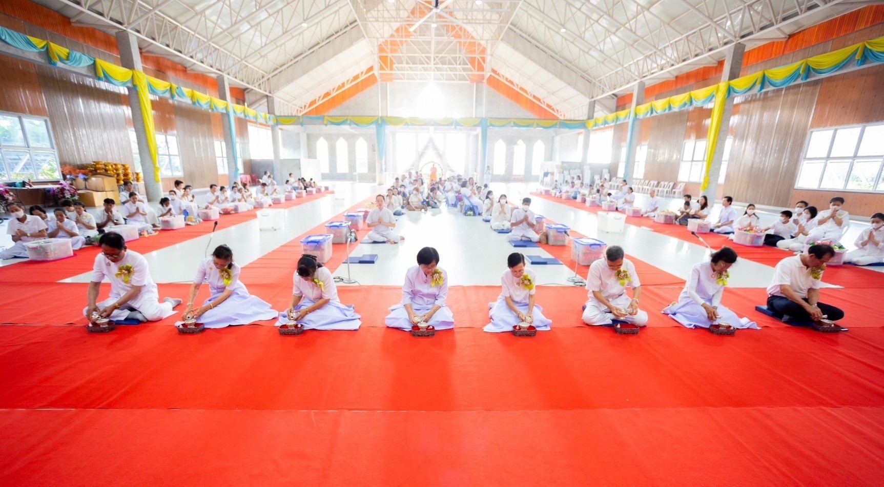 ศูนย์ปฏิบัติธรรมสมุทรปราการ จัดพิธีตักบาตรพระใหม่โครงการบูชาธรรมมหาปูชนียาจารย์