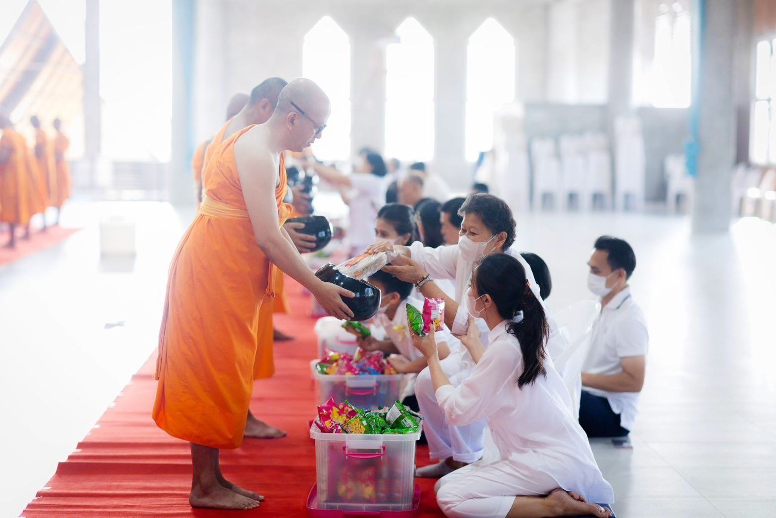 ศูนย์ปฏิบัติธรรมสมุทรปราการ จัดพิธีตักบาตรพระใหม่โครงการบูชาธรรมมหาปูชนียาจารย์