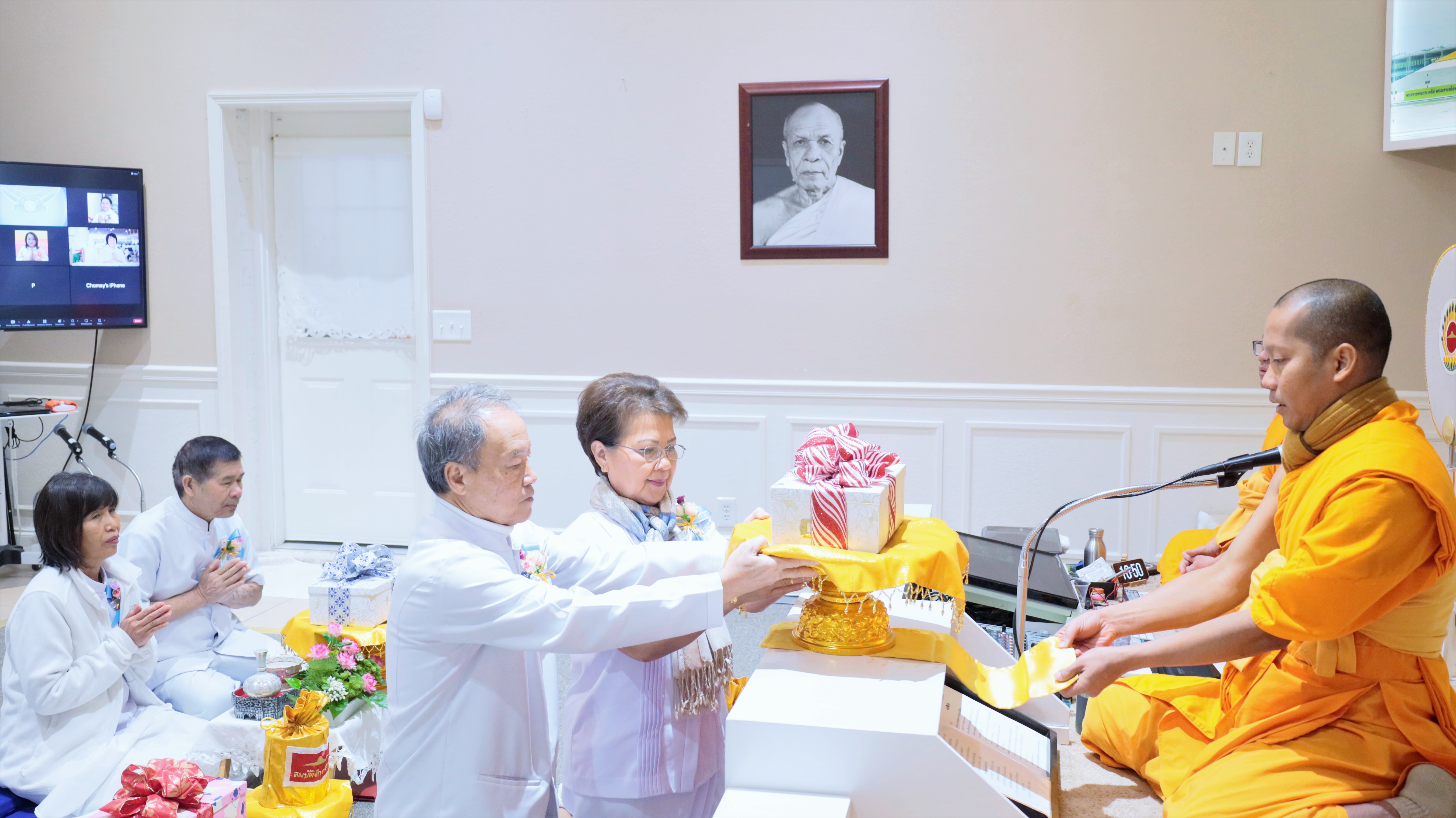 วัดพระธรรมกายเทนเนสซี จัดพิธีถวายกองบุญข้าวสาร