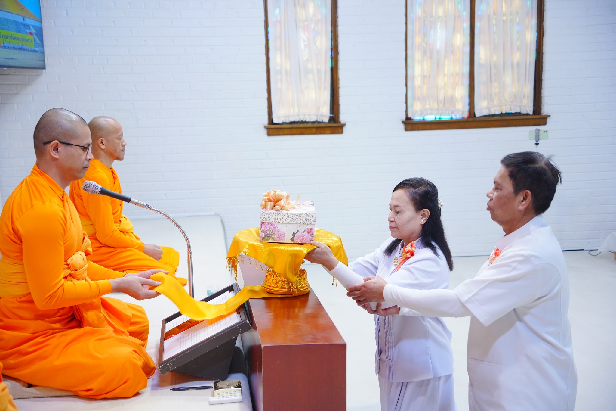 วัดพระธรรมกายชิคาโก จัดพิธีถวายกองบุญไทยธรรม