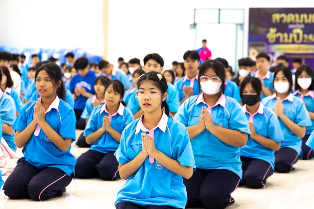 นักเรียนโรงเรียนเตรียมอุดมศึกษาน้อมเกล้า ปทุมธานี เข้าค่ายอบรมศีลธรรม
