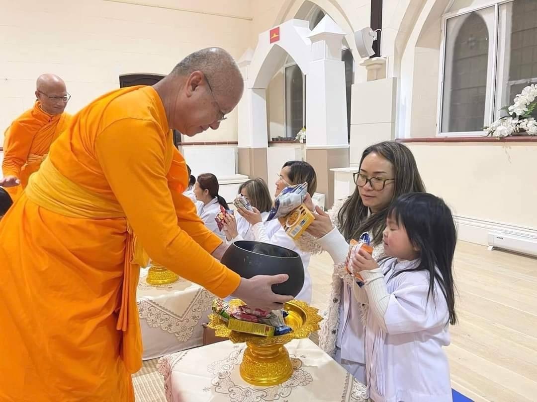 วัดพระธรรมกายแมนเชสเตอร์ จัดงานบุญบูชาข้าวพระ