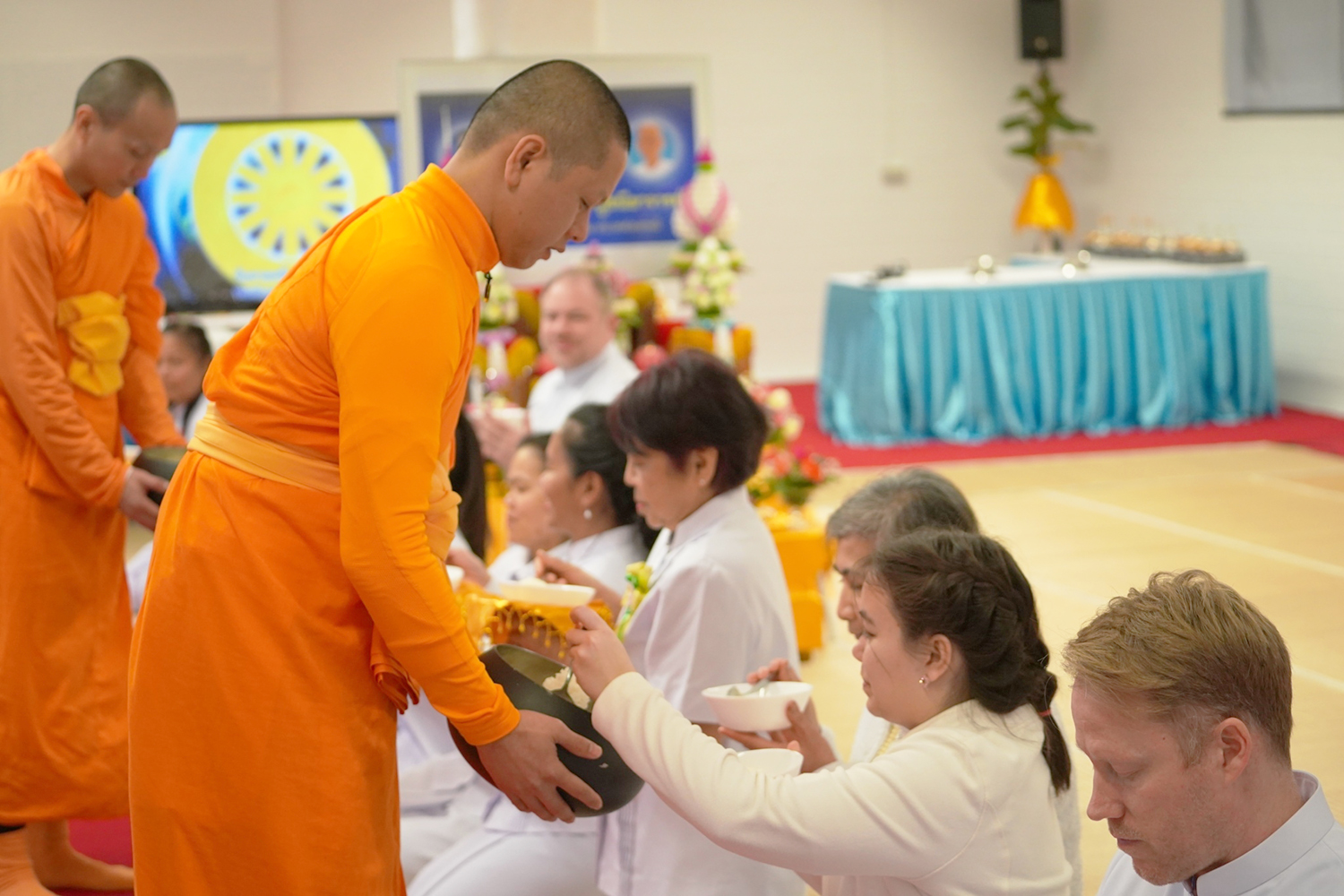 วัดพุทธนอร์ดไรน์ เวสท์ฟาเลน จัดงานวันมหาปูชนียาจารย์ และพิธีบูชาข้าวพระ