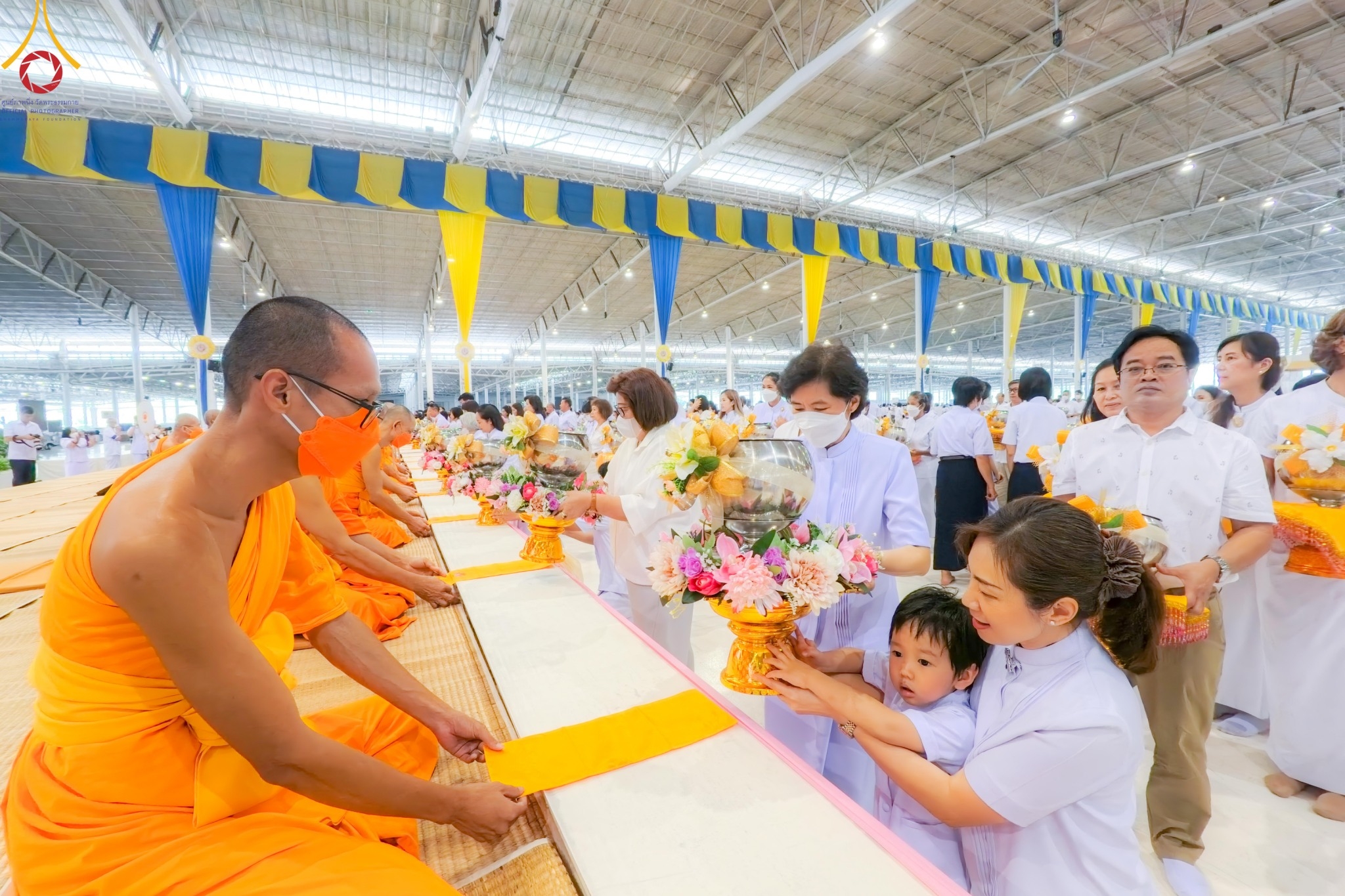 วัดพระธรรมกาย จัดพิธีถวายโคมมาฆประทีป