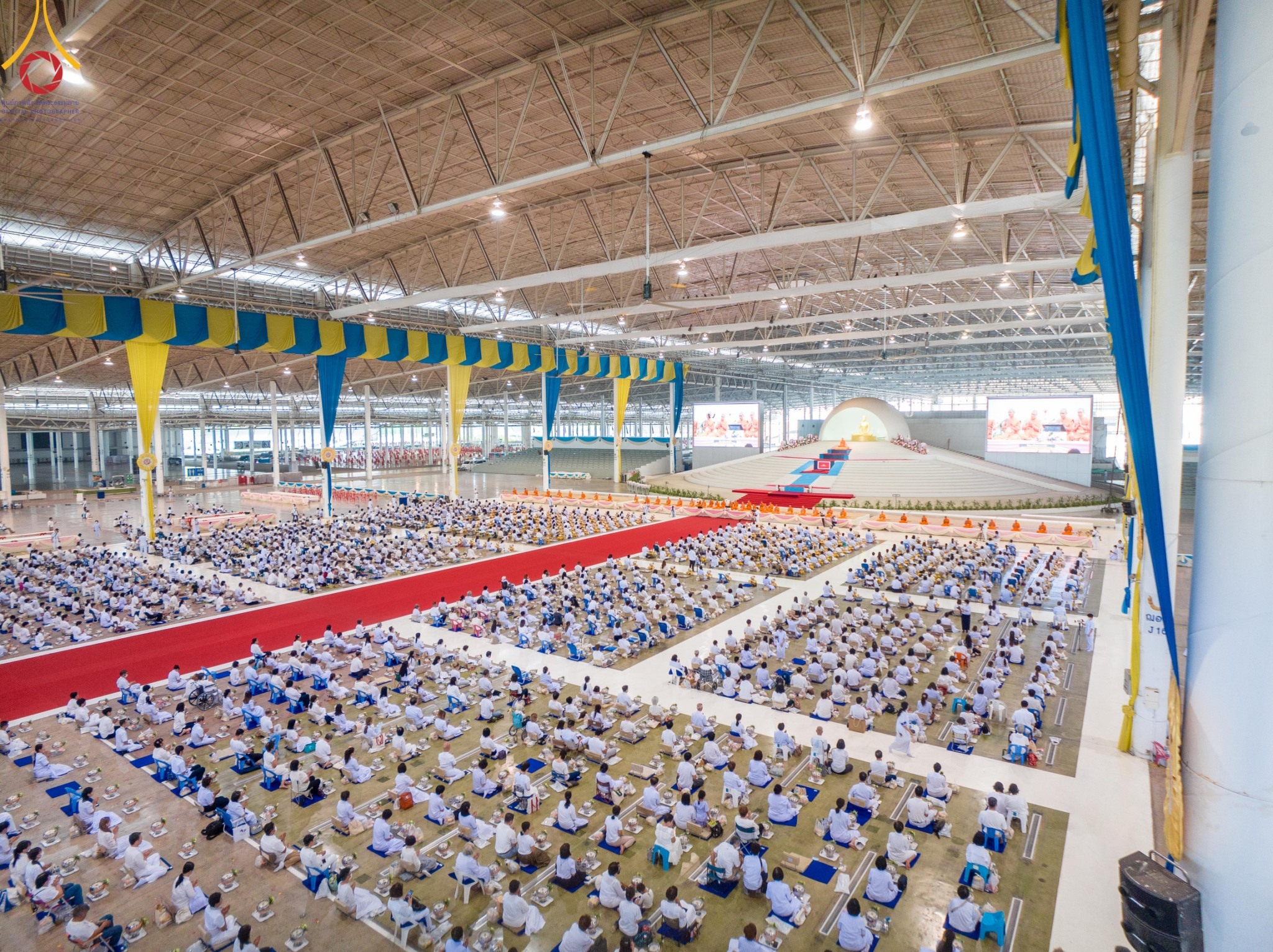 วัดพระธรรมกาย จัดพิธีถวายโคมมาฆประทีป