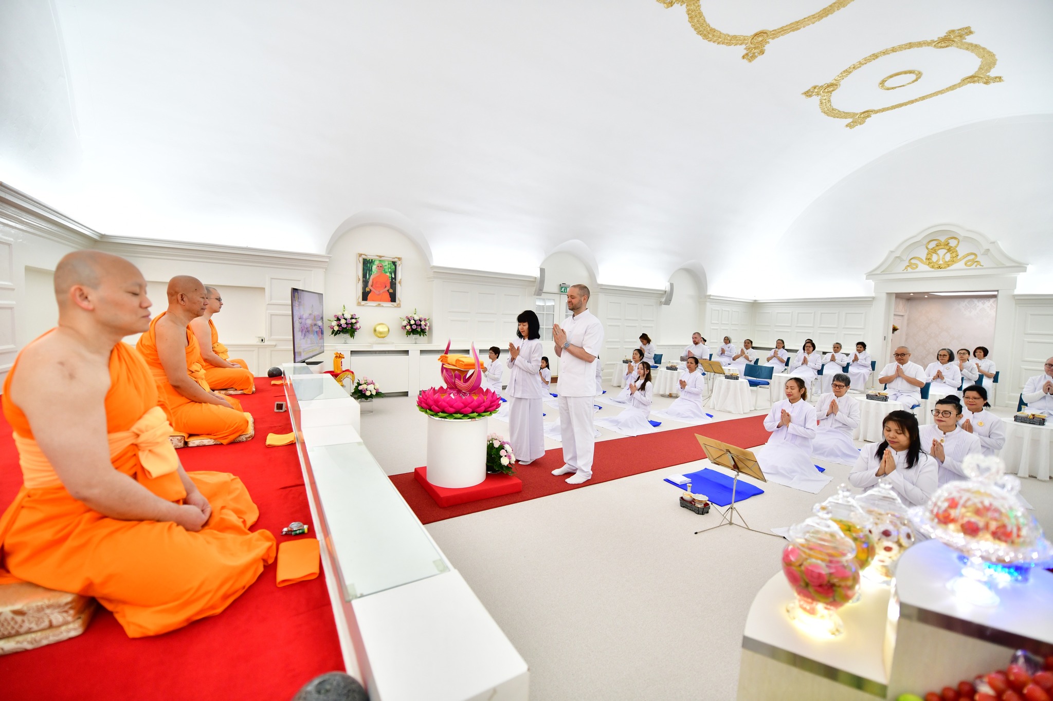 วัดพระธรรมกายคอร์ซัวร์ ลุสท์สโกว จัดพิธีบูชาข้าวพระ