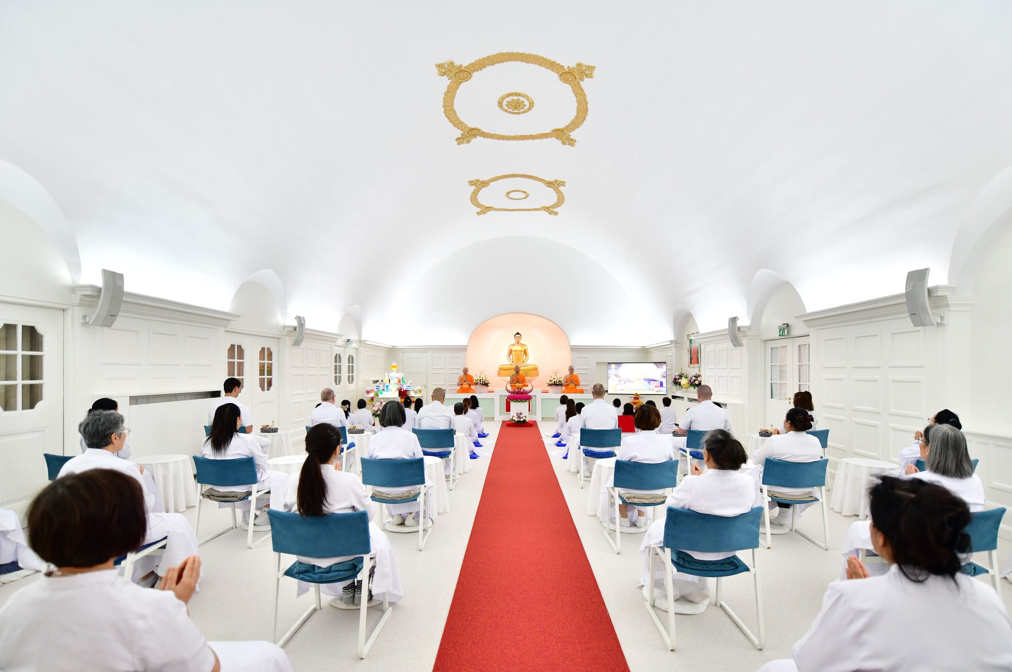 วัดพระธรรมกายคอร์ซัวร์ ลุสท์สโกว จัดพิธีบูชาข้าวพระ