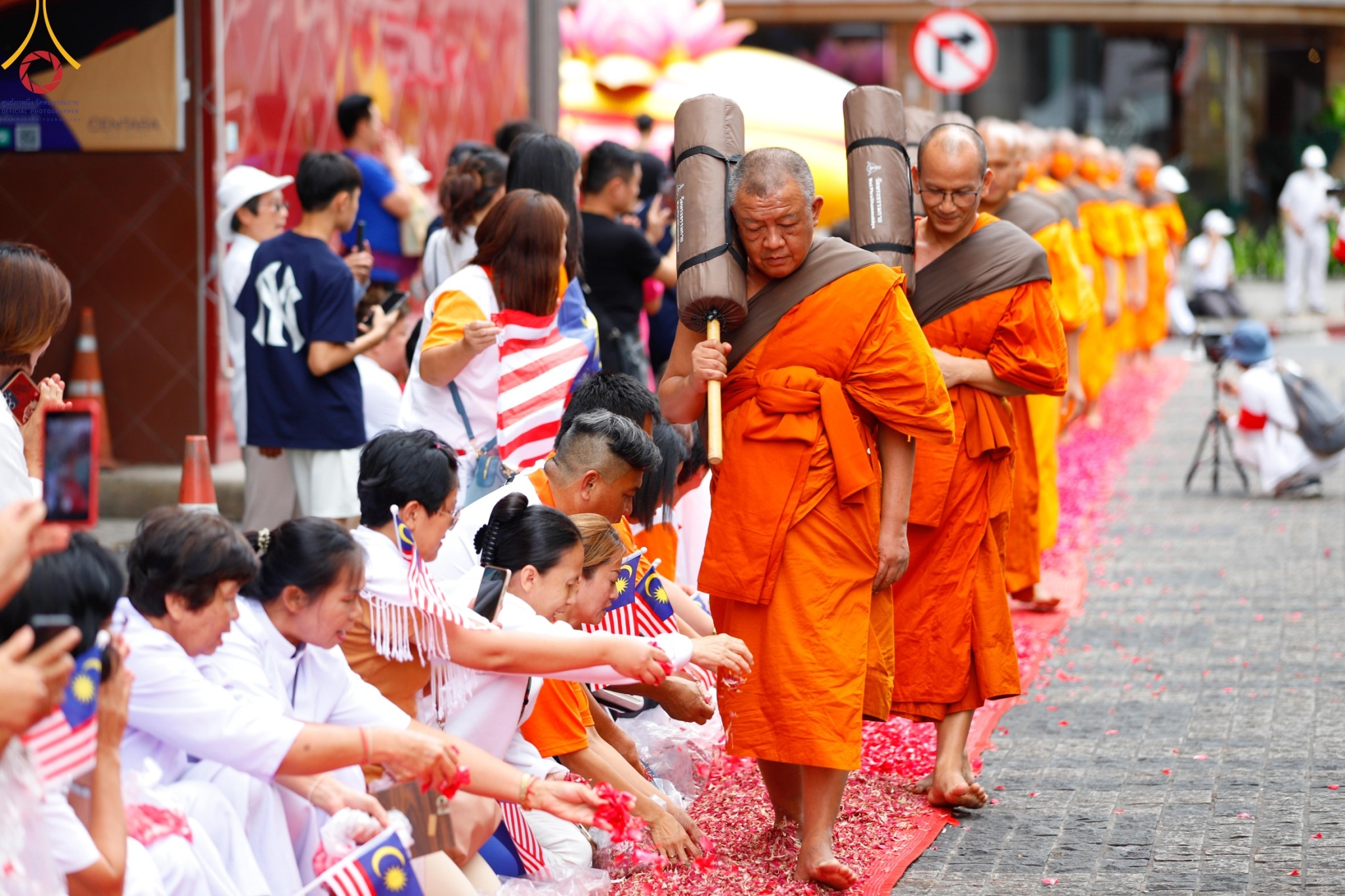 ธรรมยาตราอัญเชิญพระบรมสารีริกธาตุ ประดิษฐาน ณ มหารัตนเจดีย์สิริปทุมสวรรค์