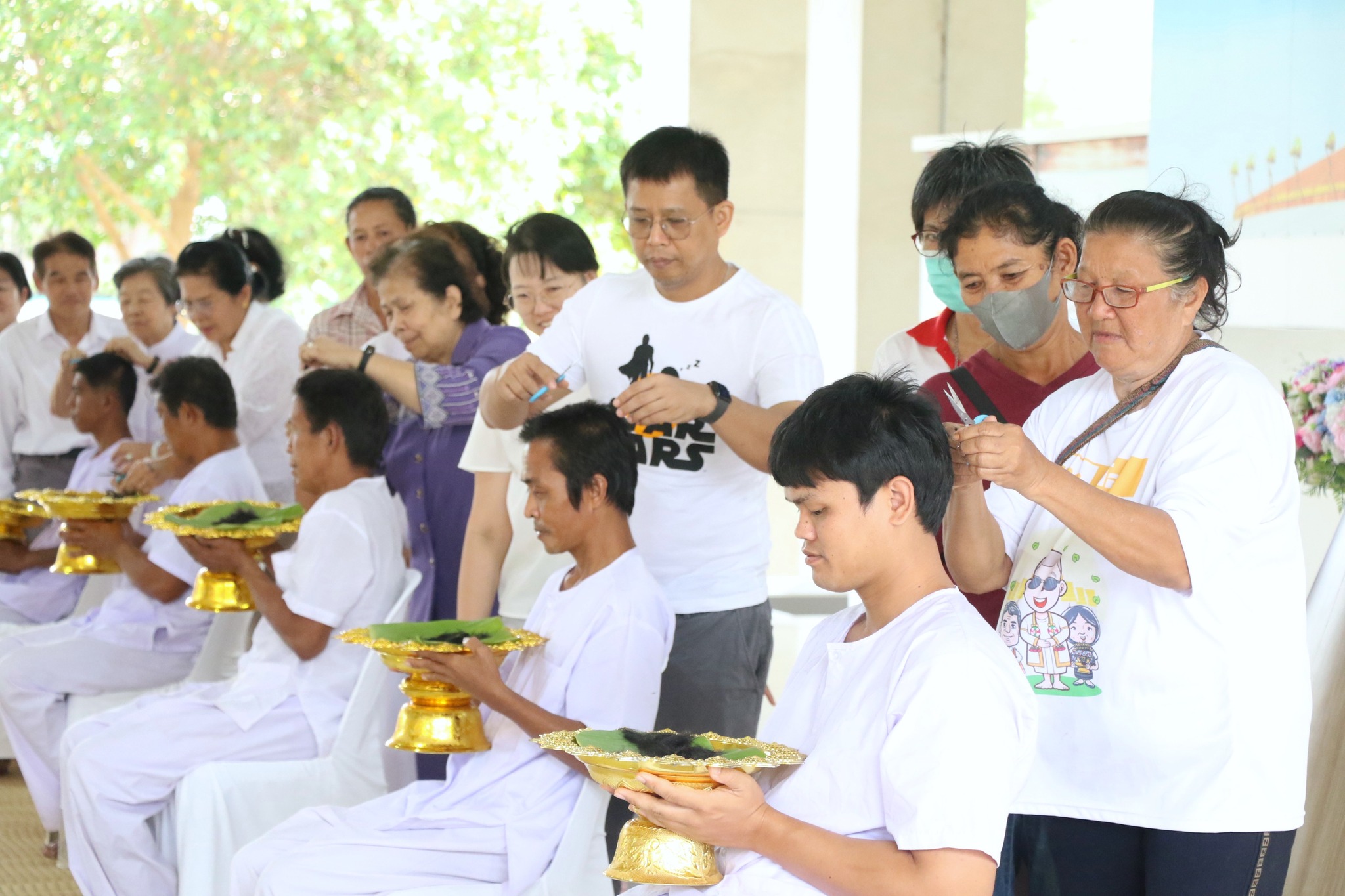 ธุดงคสถานพิษณุโลก จัดพิธีตัดปอยผมโครงการอุปสมบทหมู่ภาคฤดูร้อน