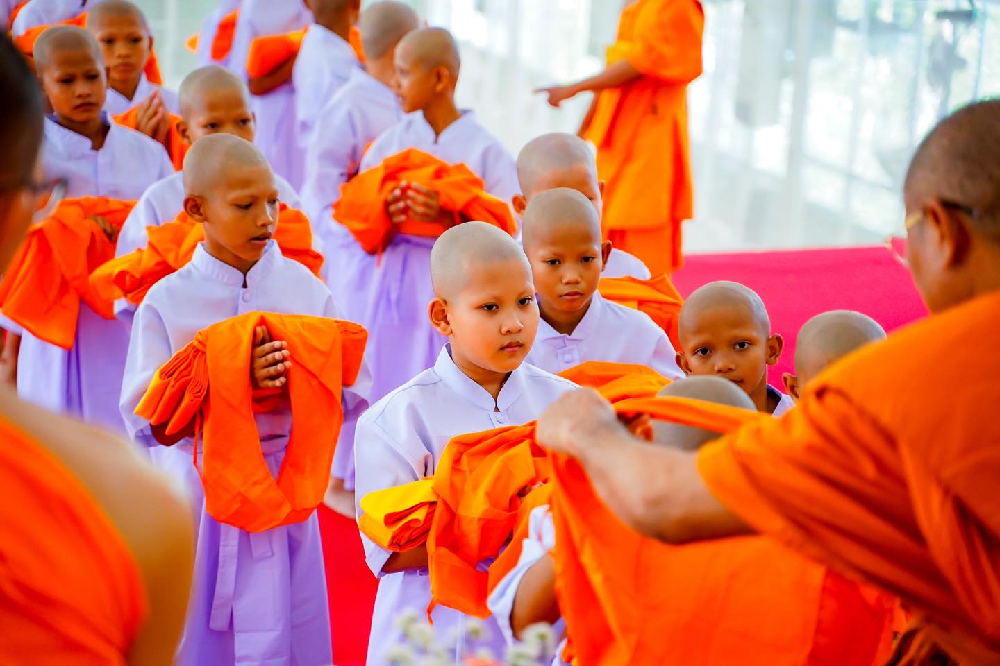 ศูนย์ปฏิบัติธรรมและศูนย์อบรมเยาวชนเพชรบุรี จัดพิธีตัดปอยมผม และพิธีบรรพชาสามเณร